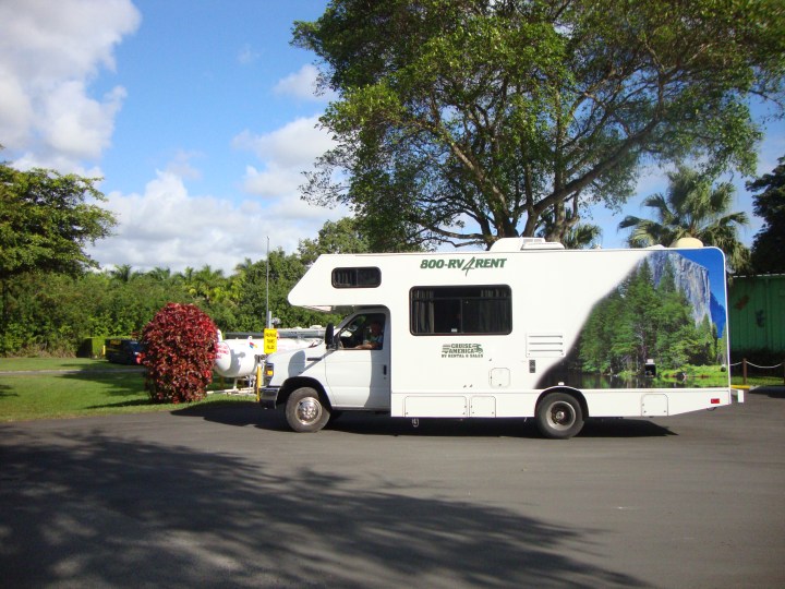 Motorhome - abastecendo gas no camping