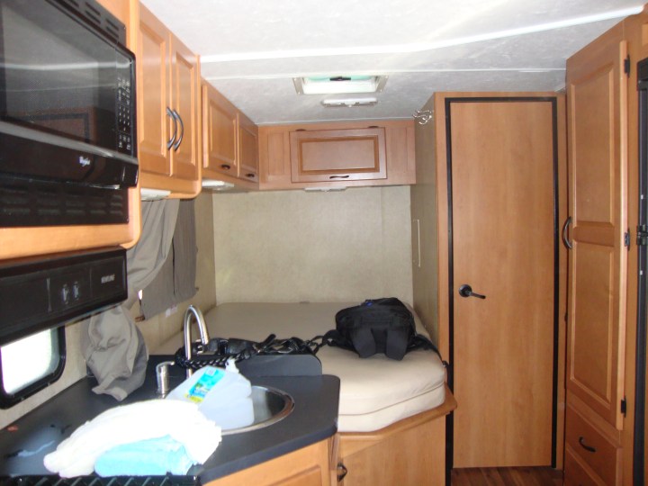 Interior do motorhome - cozinha e cama