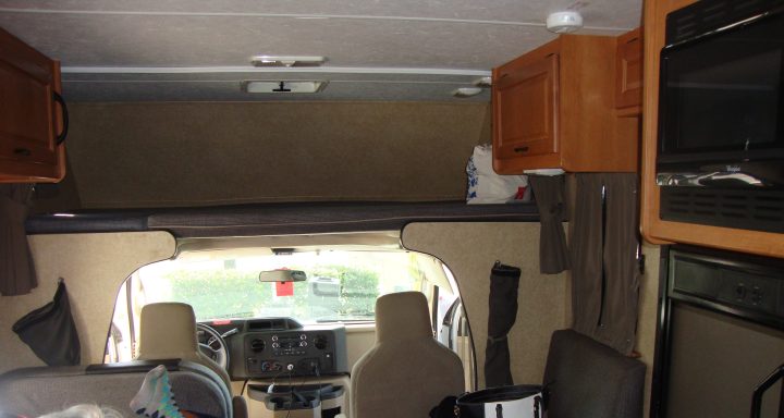 interior do motorhome - cama em cima da cabine