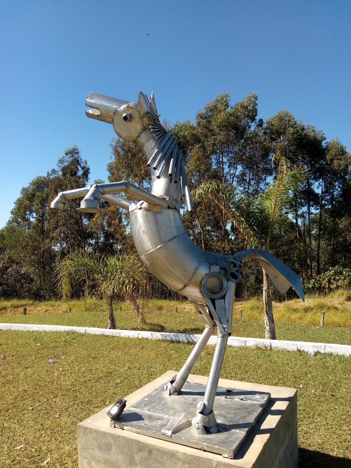 ESCULTURA PRACA SANTOS DUMMONT ARACARIGUMA SP
