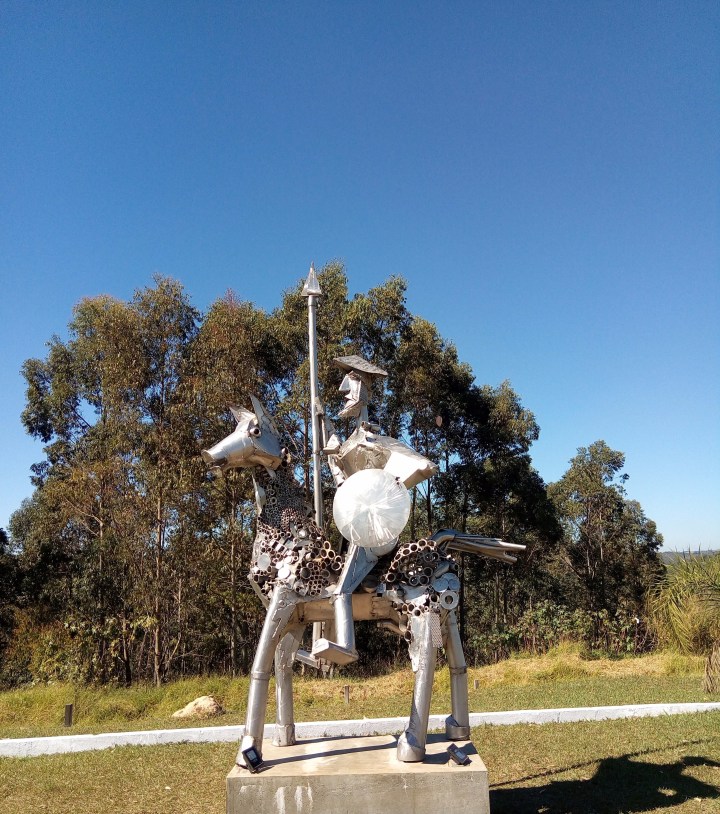 ESCULTURA PRACA SANTOS DUMMONT ARACARIGUAMA SP