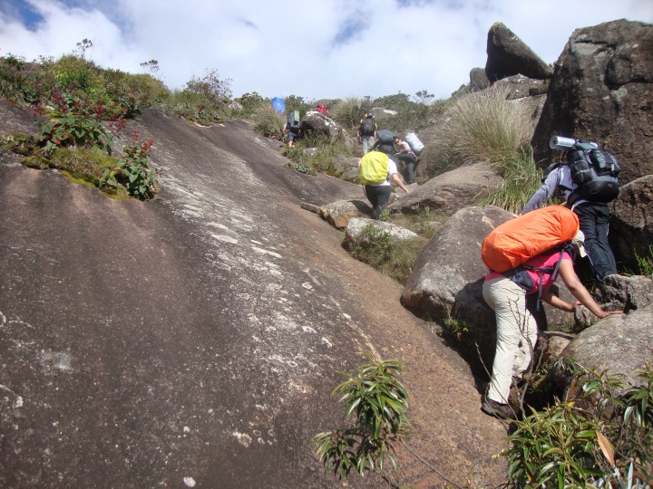 Subindo para o Pico dos Marins