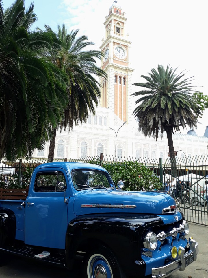 Exposição de carros antigos na Praça da Luz SP