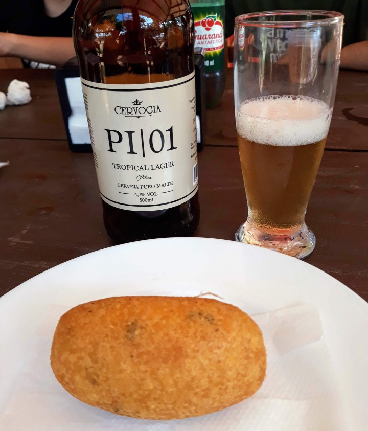 Bolinho de frango e cerveja Cervogia em São Miguel Arcanjo SP